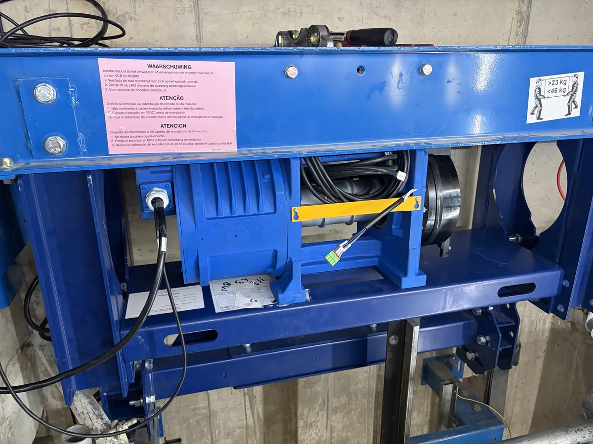 Blue lift machine and drive installation
